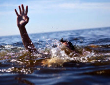 غرق شدن کودک مسافر در رودخانه هراز   جستجو برای یافتن جسد کودک