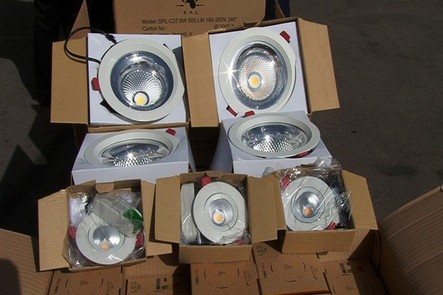 پلمپ عطاری متخلف در رشت و توقیف لامپ های قاچاق در آستارا