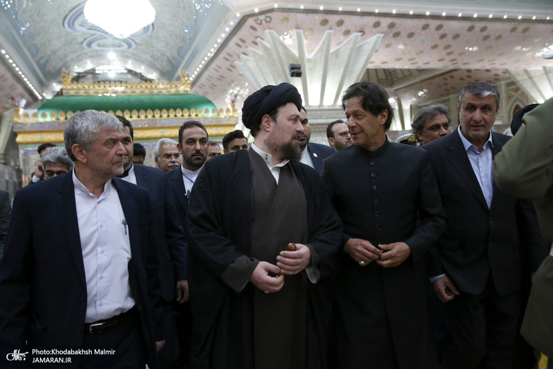 ادای احترام نخست وزیر پاکستان به مقام شامخ امام خمینی(س)