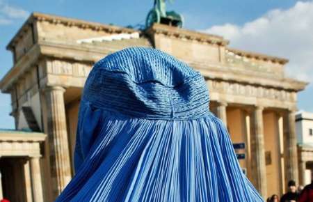 آلمان کارمندان دولت، قضات و سربازان را از پوشیدن روبنده منع کرد