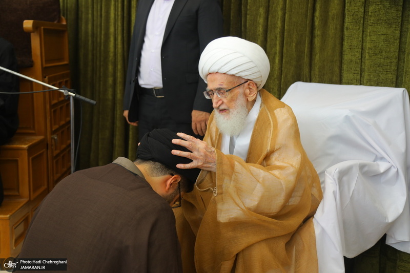 مراسم عمامه گذاری طلاب روز ولادت پیامبر اکرم (ص) و امام جعفر صادق (ع) در بیوت مراجع