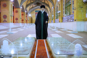 حضور رهبر معظم انقلاب در حرم مطهر امام خمینی (س)