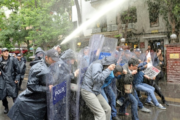 عکس/ سرکوب اعتراضات با آب