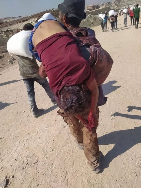  پیکر پسر شهید به جای کیسه آرد بر روی دوش پدر قرار گرفت + عکس