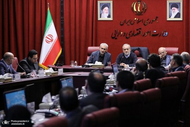 پزشکیان: یکی از زمینه‌های بروز اعتراض در اصناف و بازاریان تعلل در رصد و شنیدن مطالبات این قشر بود/ هیچ‌گونه سفارشی برای تصدی افراد بدون تخصص پذیرفته نیست