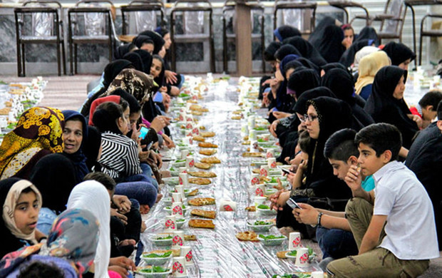 سفره های افطاری در مساجد مشهد گسترده شدند