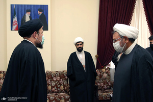 اقامه نماز بر پیکر مرحوم حاج محمد کمساری توسط سید حسن خمینی