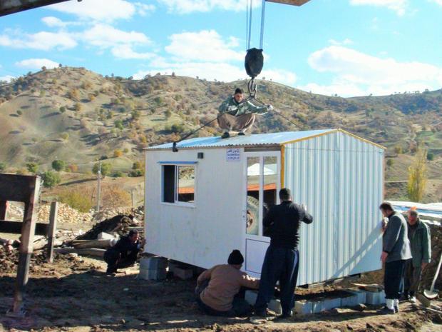 توزیع کانکس در روستاهای زلزله زده شهرستان جوانرود آغاز شد