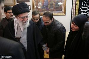 حضور رهبر معظم انقلاب اسلامی در منزل شهید حاج قاسم سلیمانی