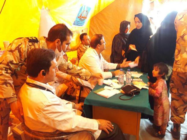 ویزیت رایگان مردم بخش بمپور در بیمارستان صحرایی ارتش