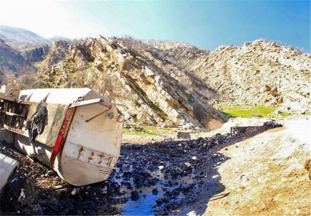 واژگونی تریلر حامل اسید سولفوریک در محور پلدخترـ خرم‌آباد خاک منطقه آلوده شد