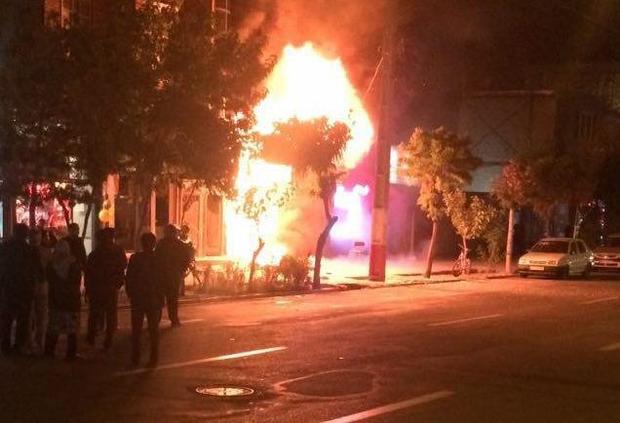مهار حریق 2 باب مغازه در قزوین توسط آتش نشانان