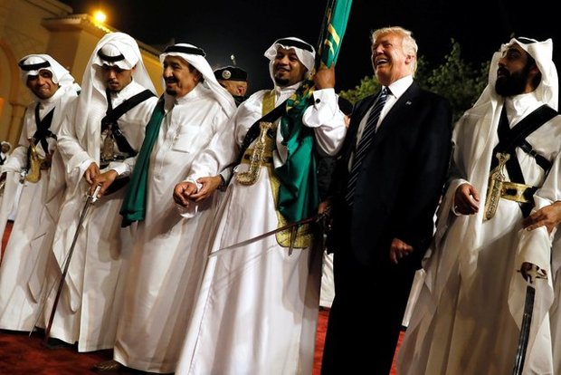 ترامپ با ملک سلمان رقص سنتی عربستان را اجرا کرد+عکس