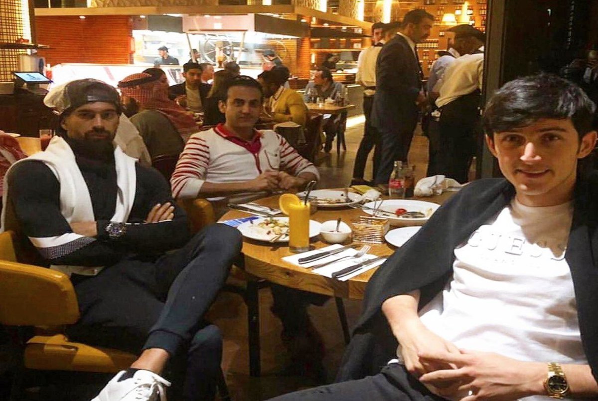 بازیکنان تیم ملی بیرون از هتل شام خوردند + عکس