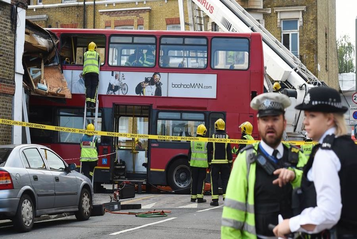 تصاویری از لحظه ورود یک اتوبوس به فروشگاهی در لندن