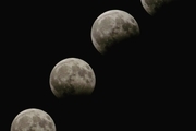 تصاویری از ماه گرفتگی امشب بر فراز آسمان ایران