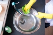 چطور سینک ظرفشویی را بدون مواد شوینده شیمیایی برق بیندازیم؟
