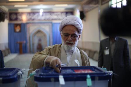 نماینده ولی فقیه در استان مرکزی رای خود در صندوق انداخت