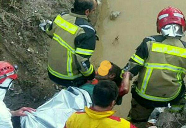 نجات فرد گرفتار در داخل کانال فاضلاب شهری در قزوین