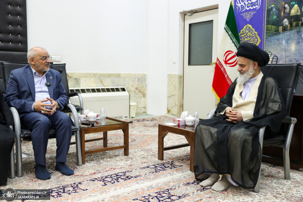 دیدار رئیس دفتر رئیس‌جمهور با نایب رئیس مجلس خبرگان/ حسینی بوشهری: موضع‌گیری‌ها و نصیحت‌های خیرخواهانه باید در جای خود و نه در فضای جامعه، مطرح شود/ حاجی میرزایی: هر منازعه‌ای باید پایان داشته باشد، لذا گفت و گوهایی صورت گرفت