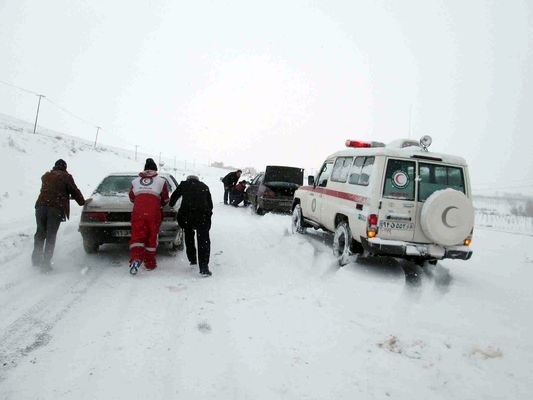 نجات 100 مسافر گرفتار کولاک در محور ایرانخواه - تکاب