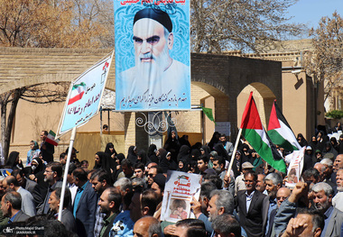 روز قدس که همجوار شب قدر است لازم است که در بین مسلمانان احیا شود/کشورهای اسلامی آزادى قدس شریف و فلسطین را سرلوحه برنامه خود قرار دهند/وعده حق تعالى نزدیک است و ستاره نحس مستکبران رو به زوال و افول است