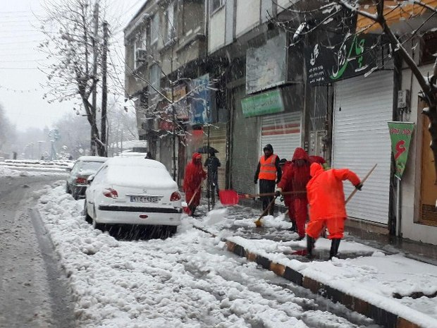 انجام عملیات پاکسازی معابر و خیابان های شهر لاهیجان