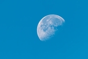 چرا «ماه» در طول روز دیده می شود؟