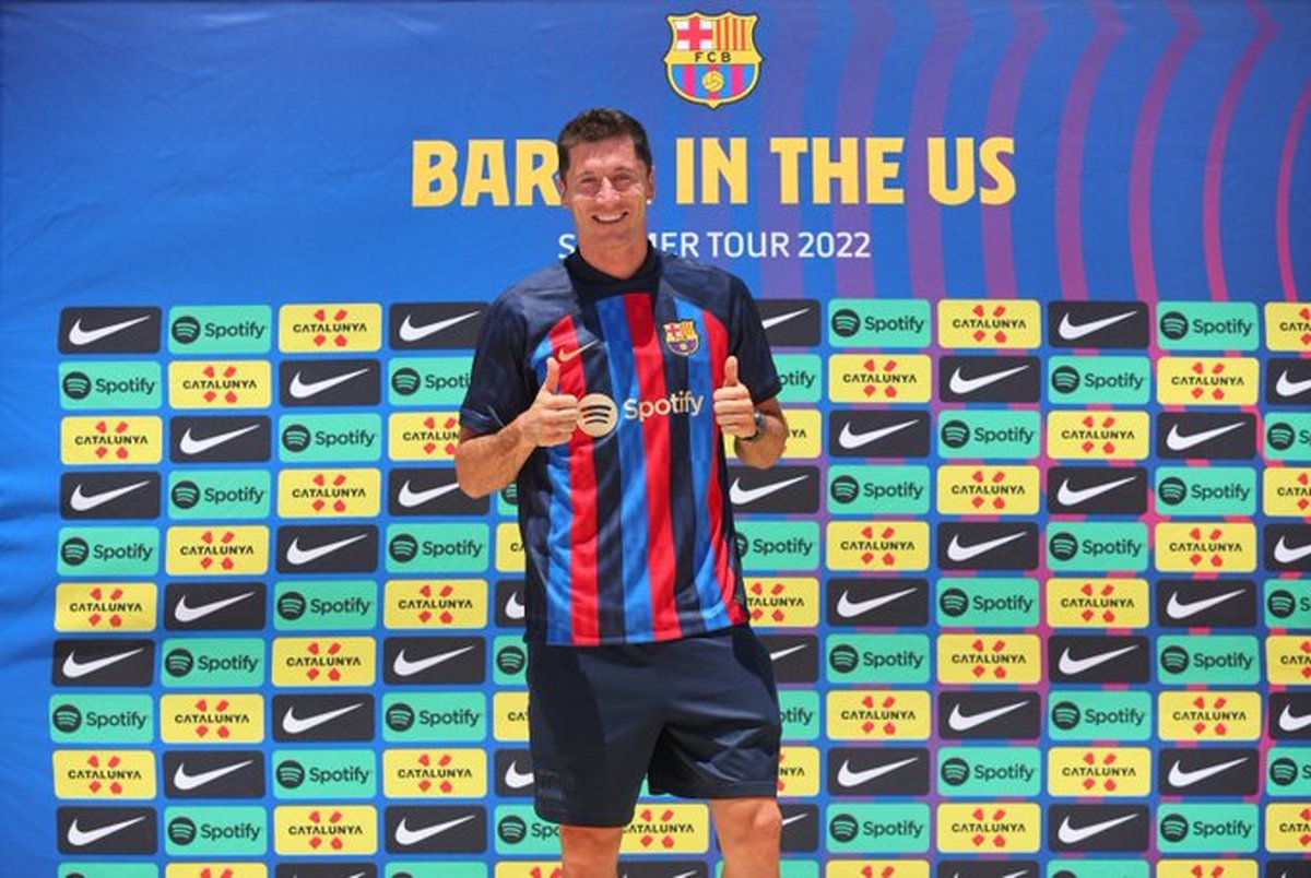تغییر نام لواندوفسکی در مراسم معارفه با پیراهن بارسلونا!+عکس