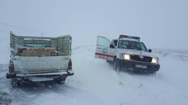 امدادرسانی به ٨٩٨ مسافر گرفتار برف و کولاک در آذربایجان‌غربی