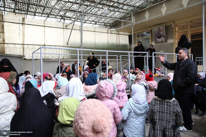 بازدید جمعی از دانش آموزان از بیت امام خمینی (س) در جماران