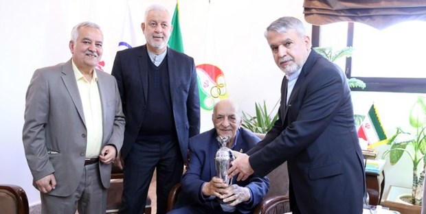 احتشام‌زاده کاپ قهرمانی خود را به موزه المپیک اهدا کرد
