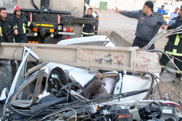 برخورد خودرو با تیر برق در شیراز 2 کشته داشت