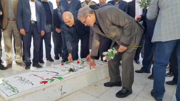 ادای احترام وزیر تعاون به مقام شامخ شهدا در تربت حیدریه