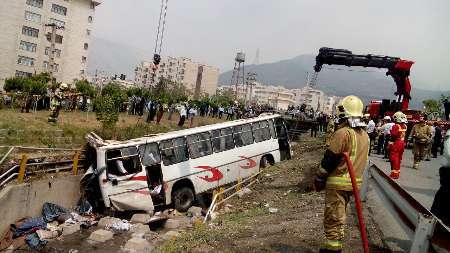 درمان سرپایی مصدومان حادثه واژگونی اتوبوس دانش آموزان در شمال تهران  انتقال تعدادی از مصدومان به بیمارستان