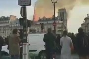 بهت مردم پاریس از آتش‌سوزی کلیسای تاریخی نوتردام