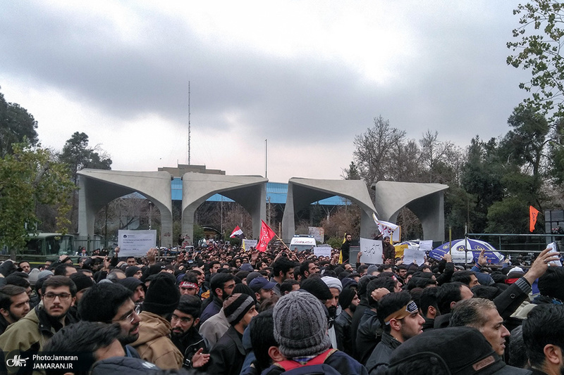 تجمع دانشجویان دانشگاه تهران در اعتراض به جنایت اخیر آمریکا و شهادت سردار سلیمانی