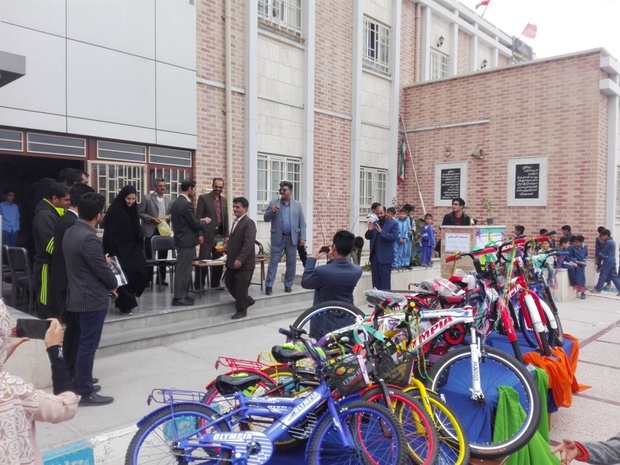 خیر مدرسه در بیرجند به دانش آموزان برتر دوچرخه اهدا کرد