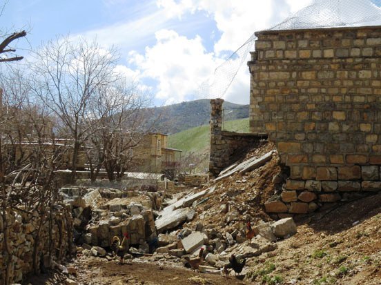 ریزش دیوار سه خانه روستایی میاندوآب بر اثر زلزله
