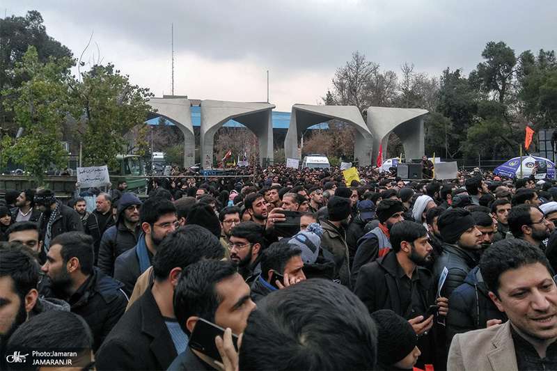 تجمع دانشجویان دانشگاه تهران در اعتراض به جنایت اخیر آمریکا و شهادت سردار سلیمانی