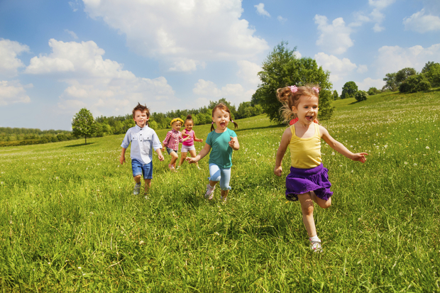 کاهش ابتلا به نزدیک‌بینی در کودکان با بازی در محیط بیرون