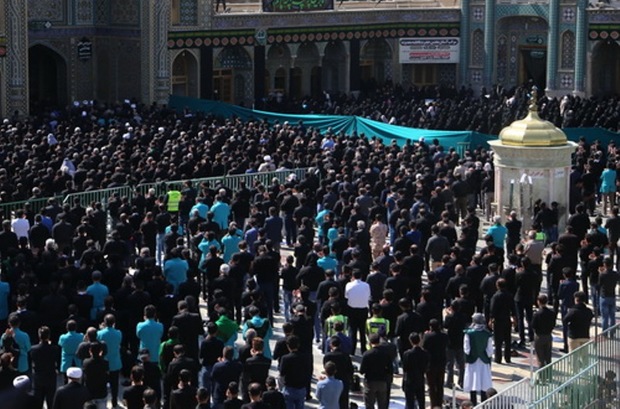 نماز ظهر تاسوعا با حضور عزاداران حسینی در قم اقامه شد