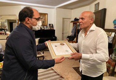 جمشید هاشم پور نشان درجه یک هنری گرفت
