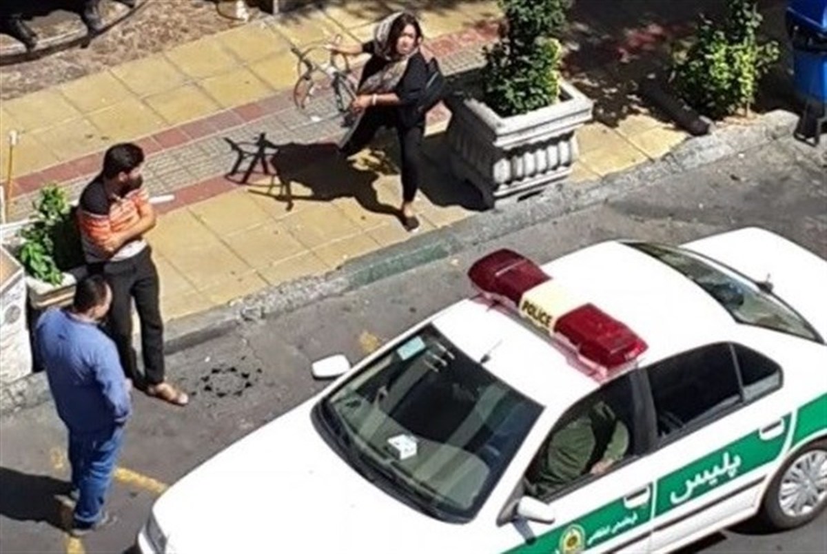 ماجرای عجیب زنی که به ماموران پلیس حمله کرد + تصاویر