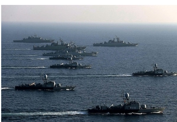 رژه یگان‌های نیروی دریایی ارتش بر پهنه آبهای آزاد شمال اقیانوس هند