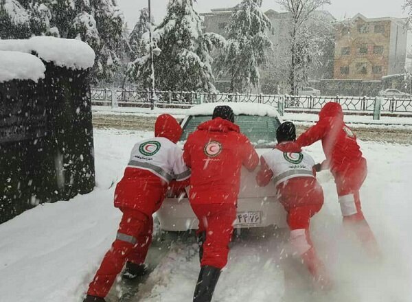 امدادرسانی در برف و کولاک  تصادف سه خودرو در مهدی‌شهر