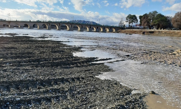 گذر آب زاینده‌رود از پل تاریخی ورگان فلاورجان  نصف جهان امروز سیراب می‌شود
