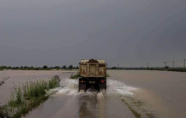 جاده شادگان - دارخوئن بر اثر سیلاب بسته شد