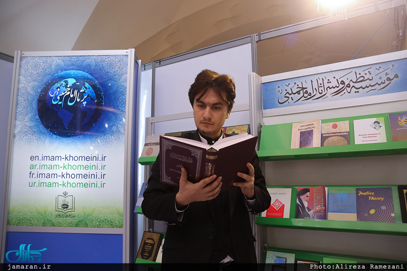 غرفه موسسه تنظیم و نشر آثار امام خمینی در نمایشگاه بین المللی کتاب تهران-2