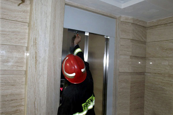 نیروهای آتش‌نشانی همدان ۳ گرفتار در آسانسور را نجات دادند